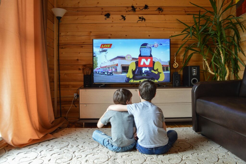 Bambini che guardano un Tv Samsung con intelligenza artificiale