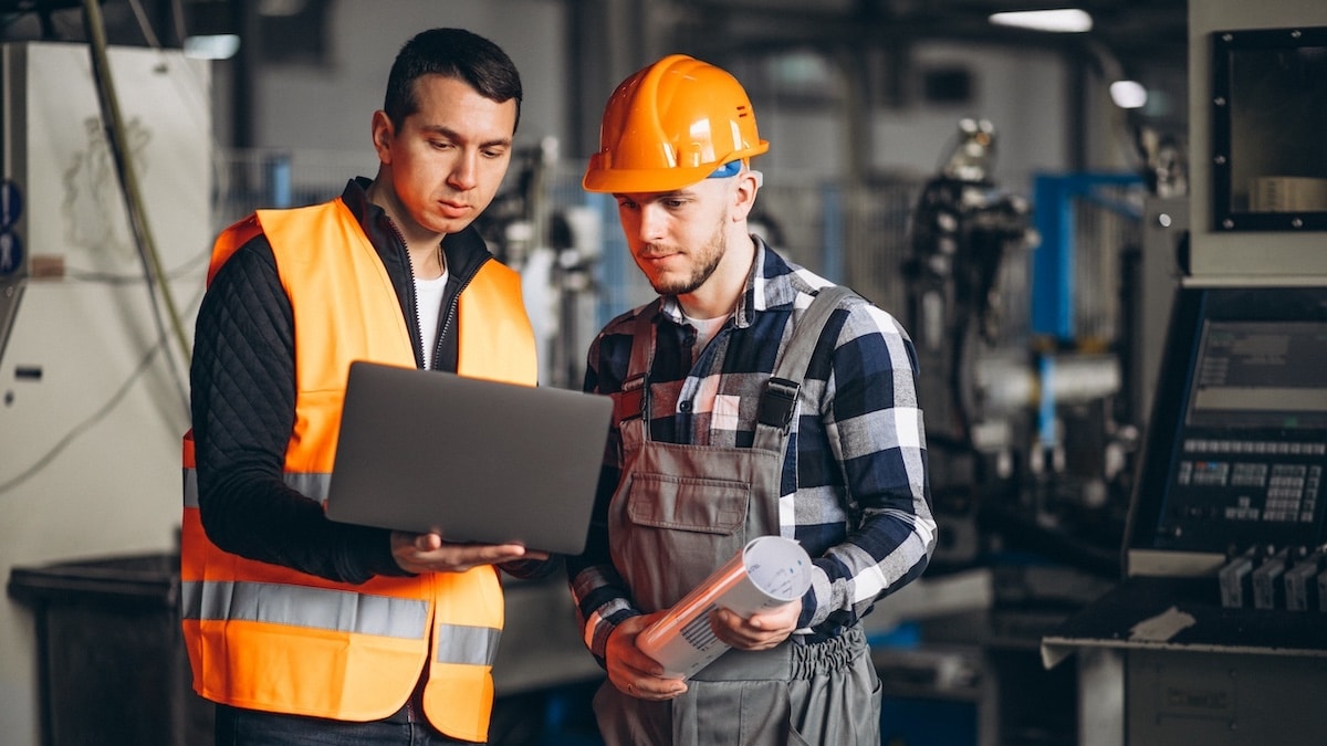 Due uomini al lavoro